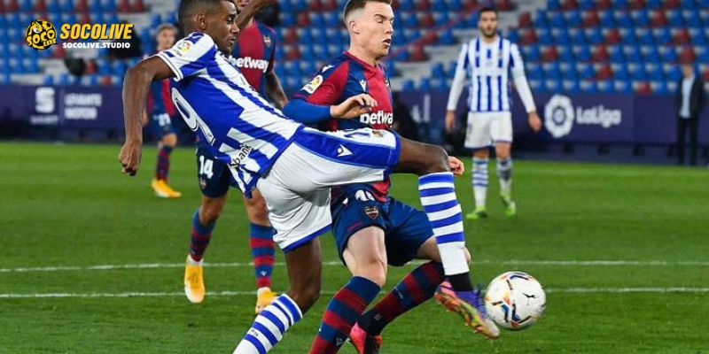 Đội chủ nhà Real Sociedad quyết tâm dồn ép đối thủ để giữ lại 3 điểm trọn vẹn tại xứ Basque